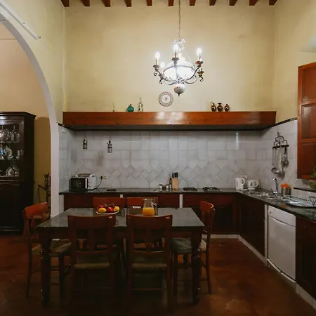 Komodo Casa Maravillas Sevilla